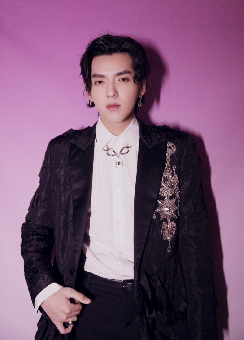 简介:吴亦凡宫廷王子风写真图片,分享一组吴亦凡图片给大家,图中的