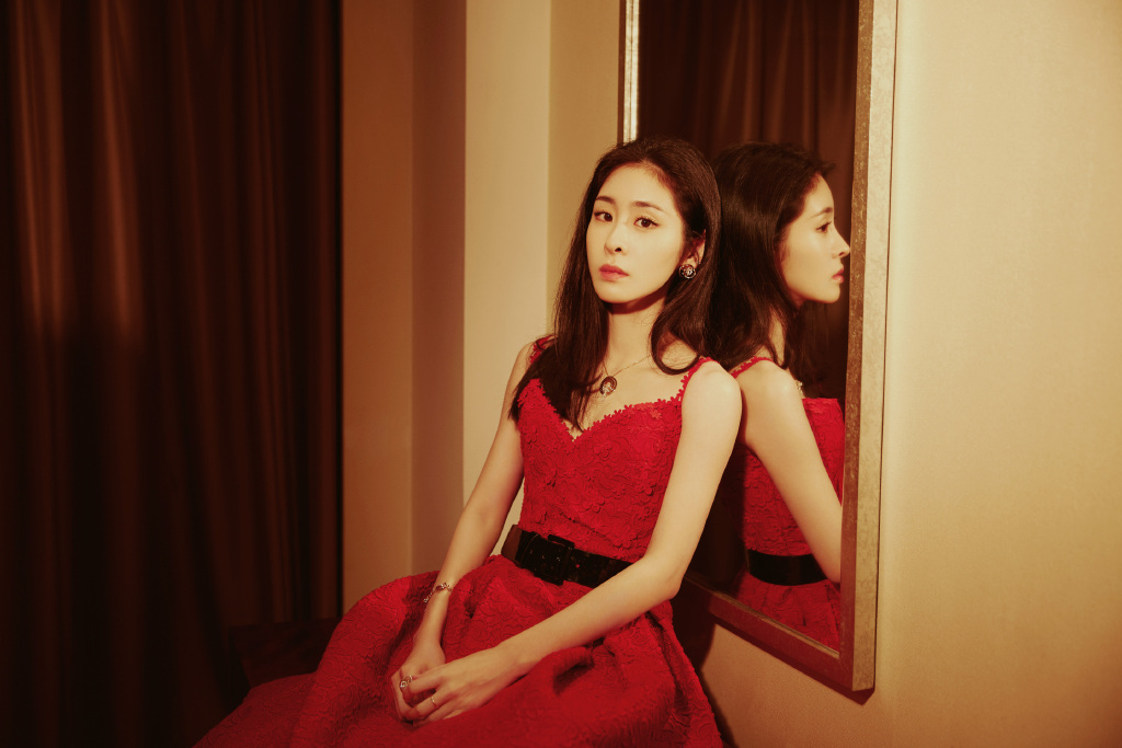 张碧晨玫瑰红裙优雅写真图片15