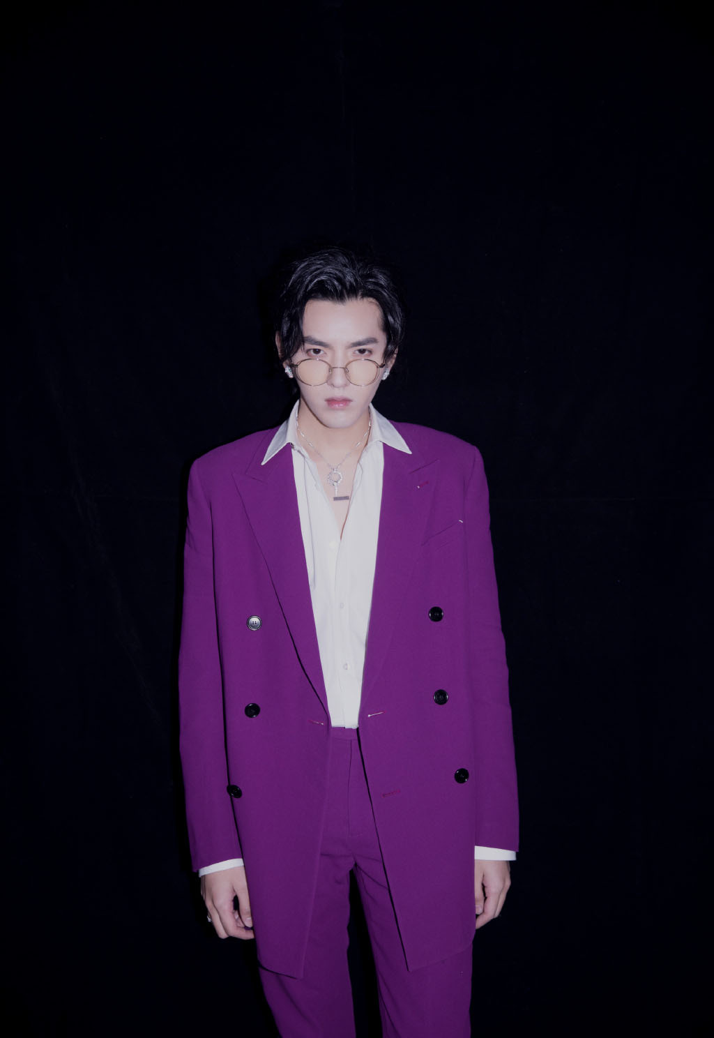 简介:吴亦凡紫色西装文艺帅气写真,分享一组吴亦凡图片给大家,图中的