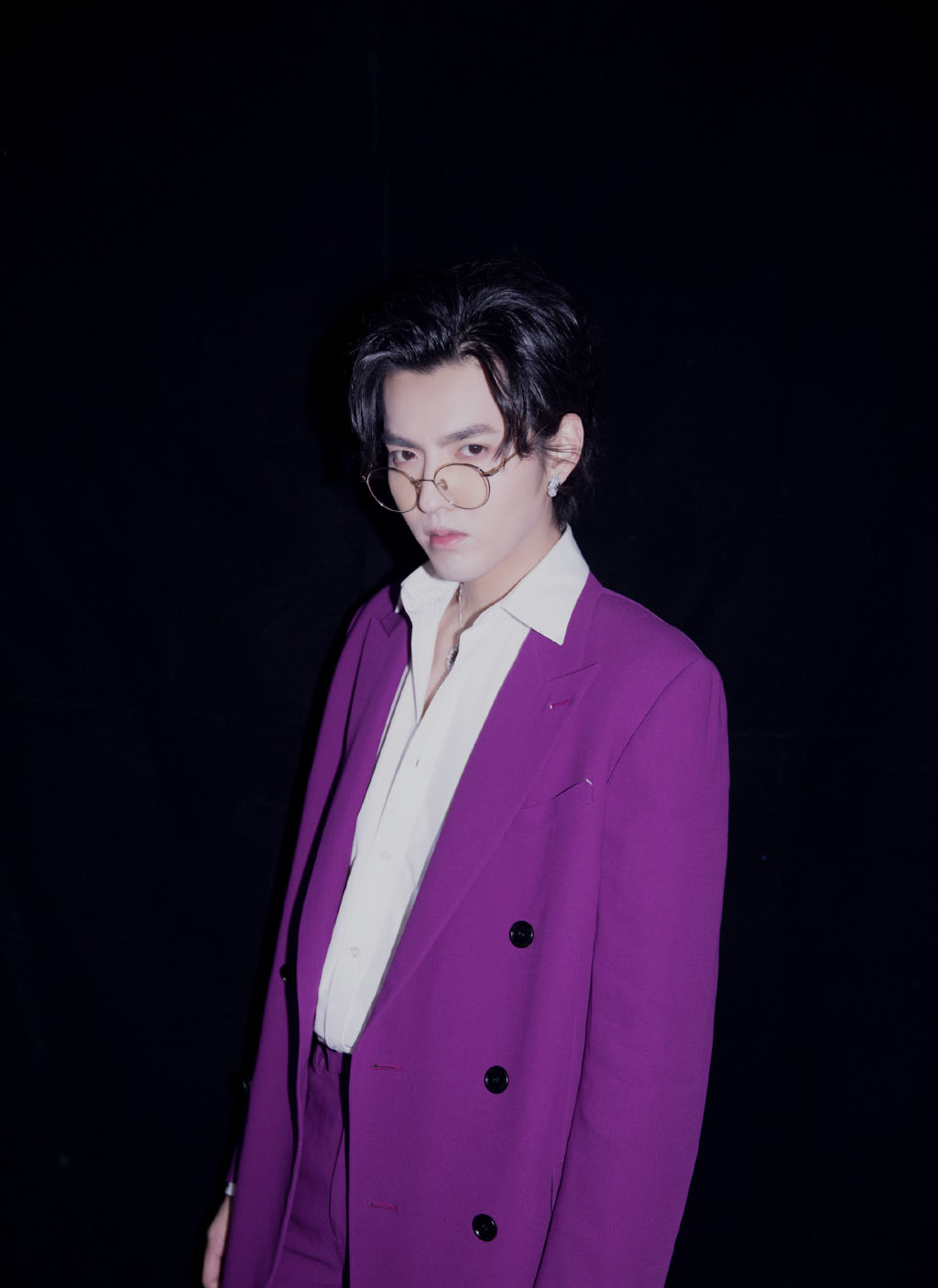 简介:吴亦凡紫色西装文艺帅气写真,分享一组吴亦凡图片给大家,图中的