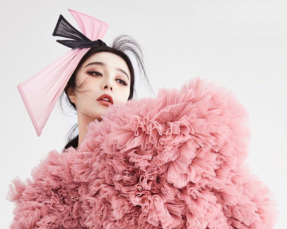 简介:范冰冰时尚芭莎魅力写真大片,分享一组范冰冰图片给大家,图中的