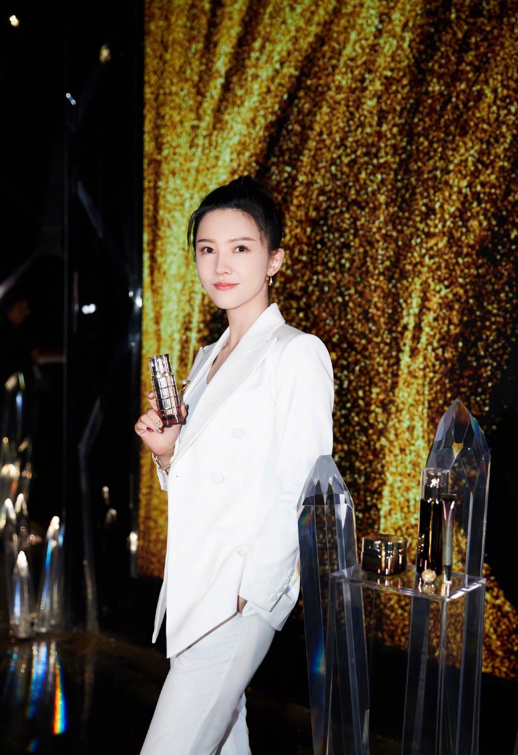 杨子姗纯白西装优雅写真图片66