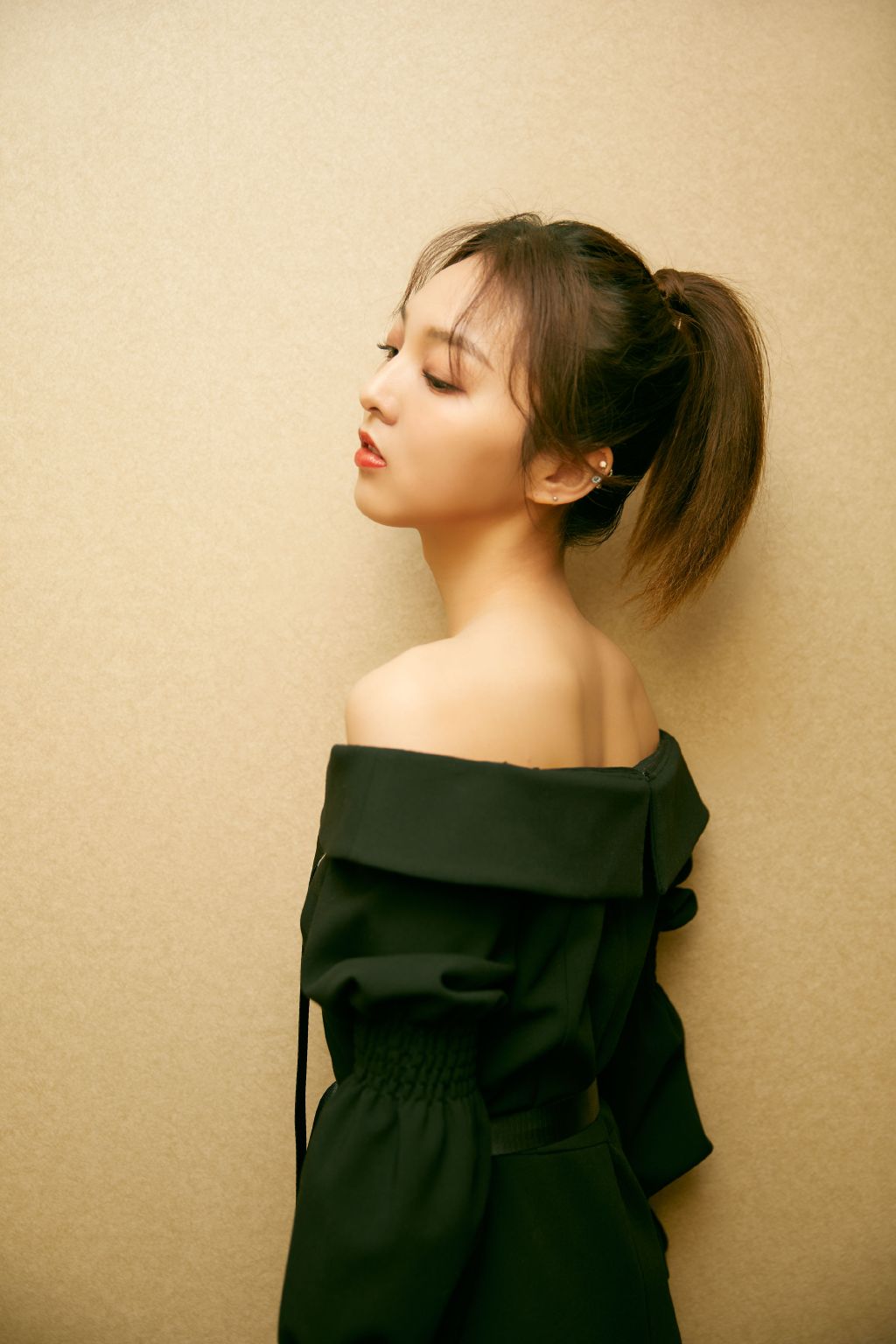 分享一组强东玥图片给大家,图中的明星图片壁纸会点缀你的电脑桌面