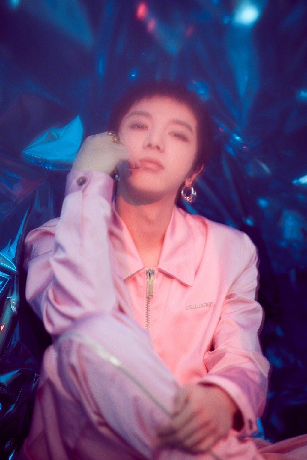 华晨宇樱花粉工装写真图片34