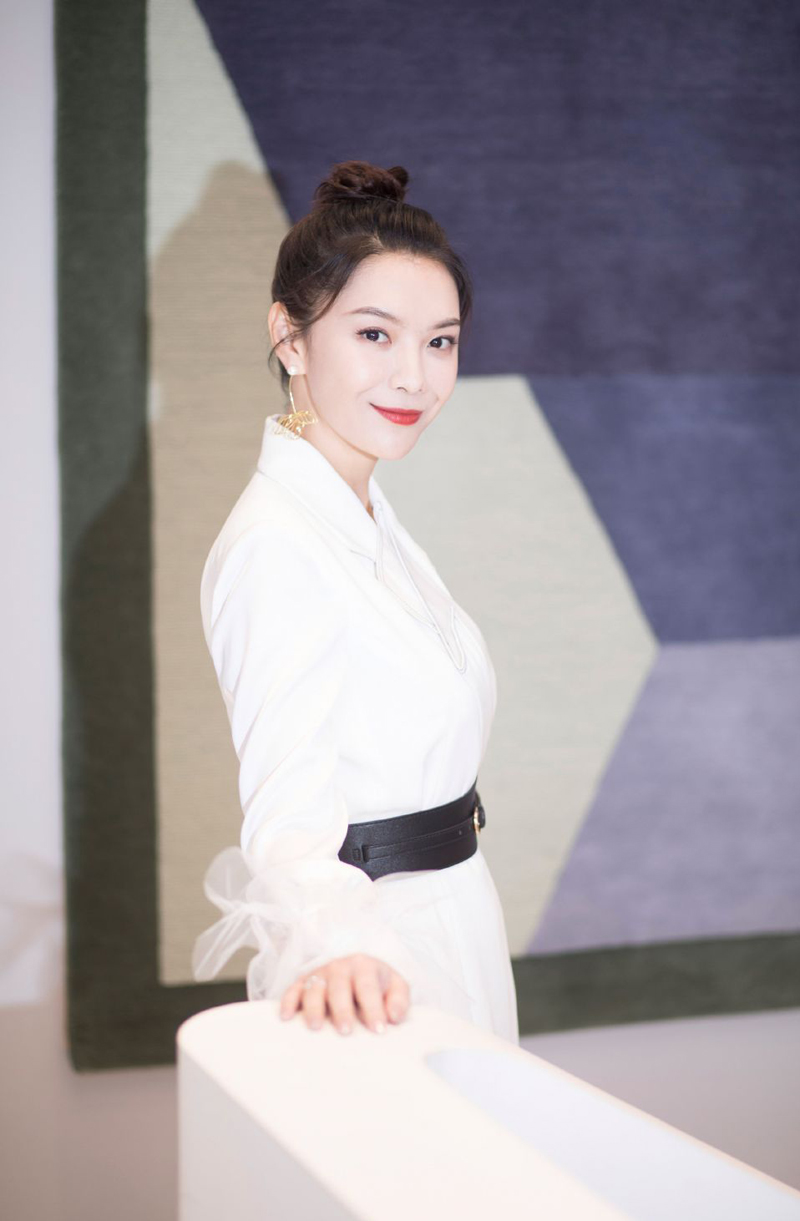 栗坤白色西装优雅活动照图片78