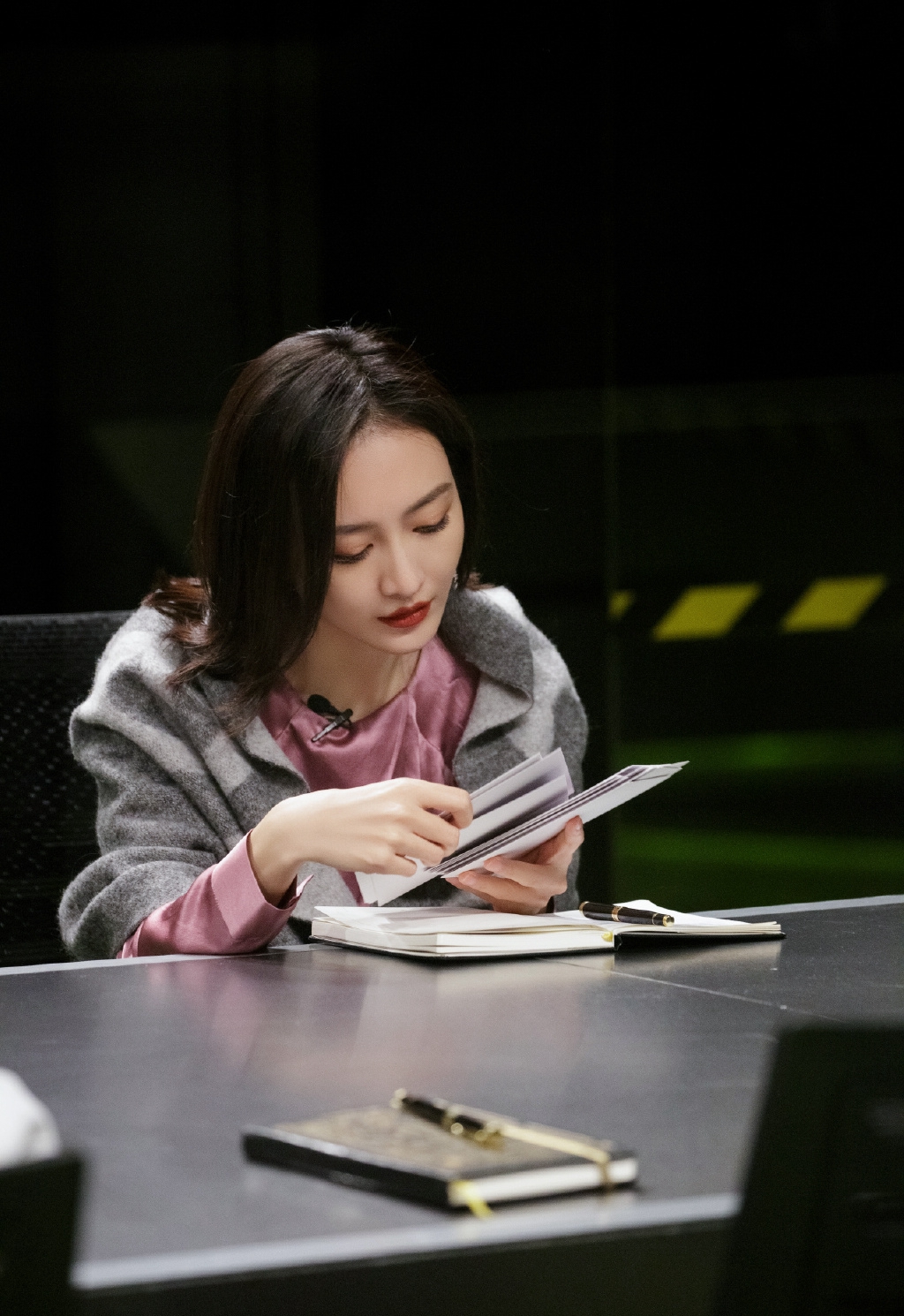 王鸥紫色露肩装优雅写真图片69