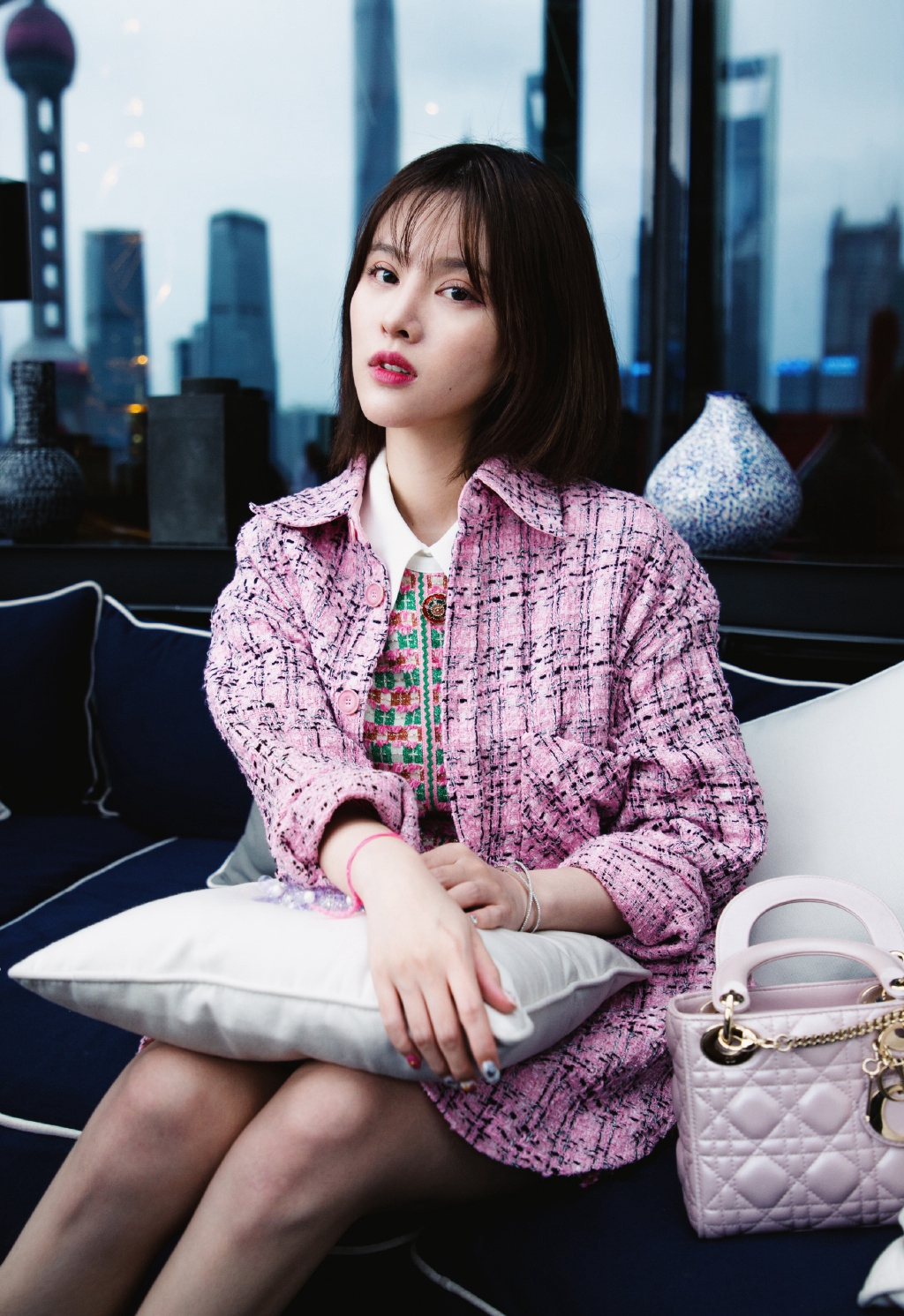 简介:蕙心玥粉色甜美写真图片,分享一组蕙心玥图片给大家,图中的明星