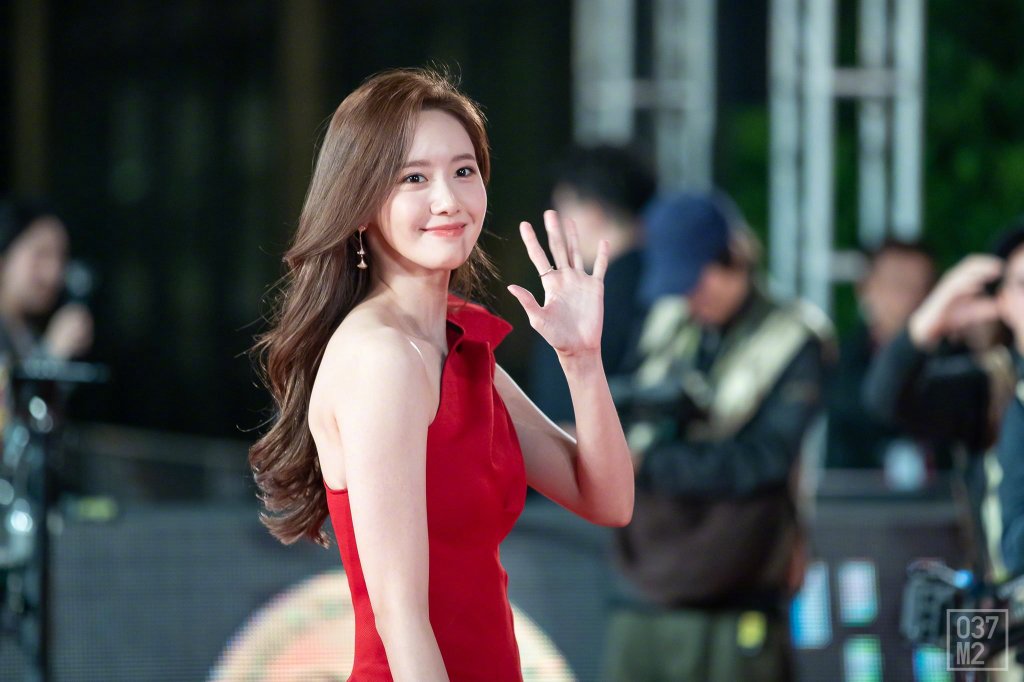 林允儿红色长裙气质写真图片27