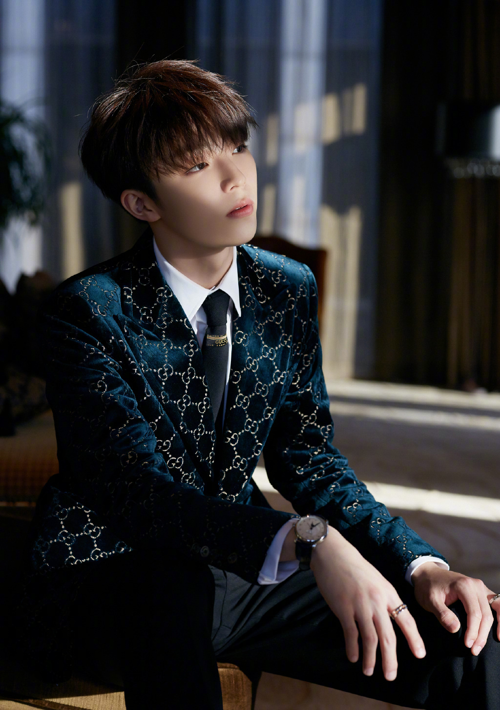 陈立农丝绒西装雅致复古写真图片1818