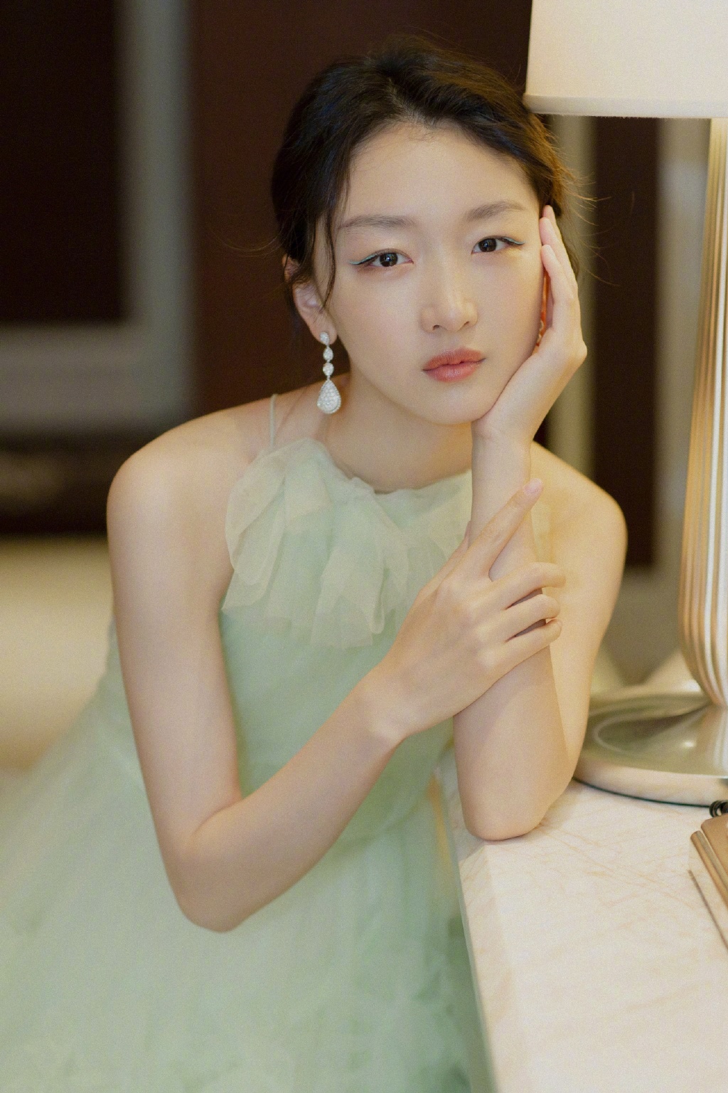 周冬雨露背纱裙清新写真图片14