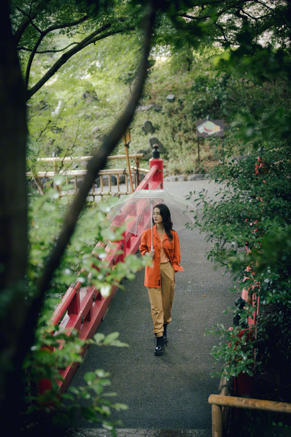李沁雨中漫步唯美写真图片44