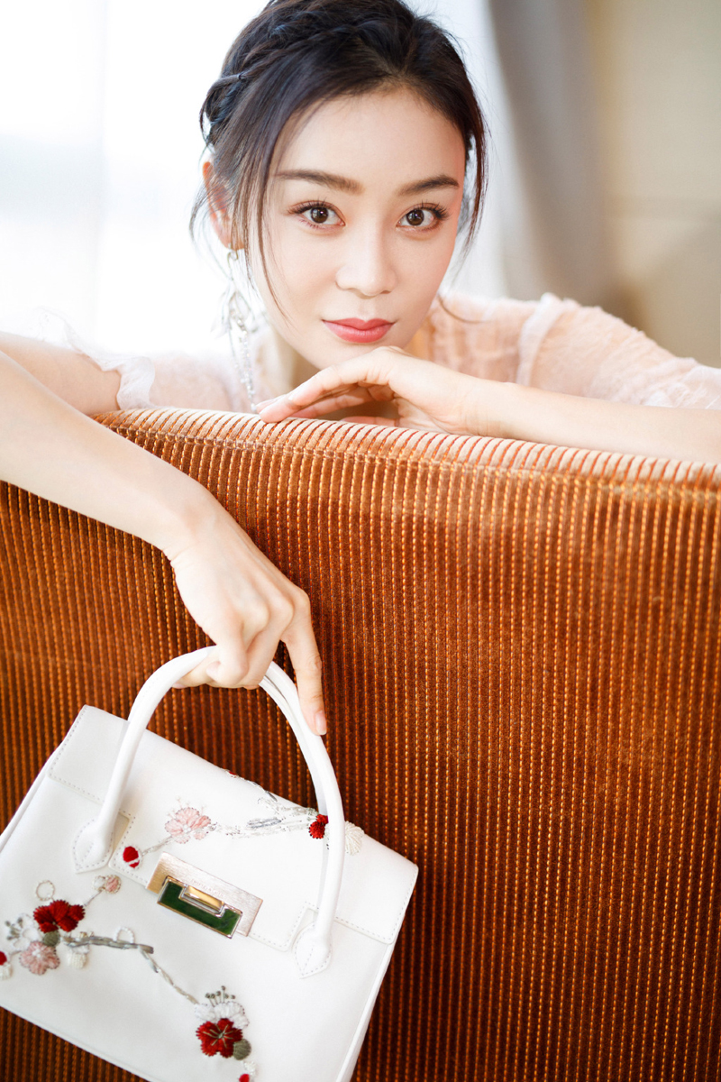 简介:袁姗姗优雅知性写真图片,分享一组袁姗姗图片给大家,图中的明星