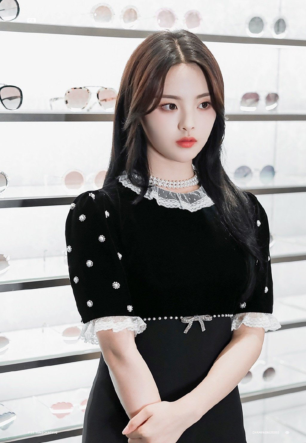 杨超越黑色珍珠连衣裙性感图片26