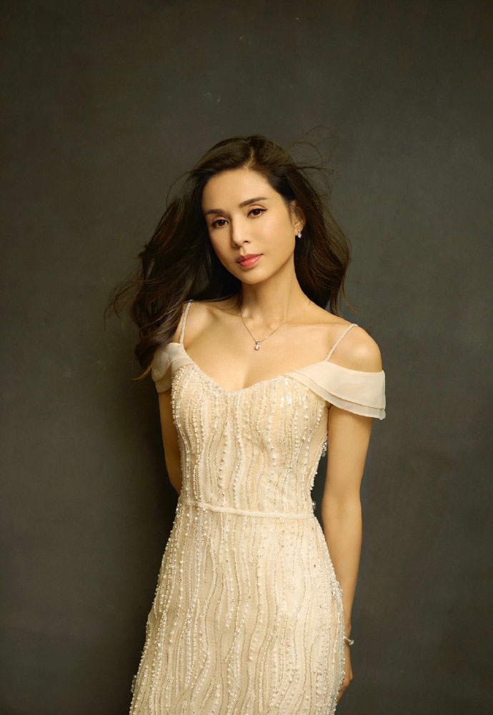 李若彤香肩锁骨曲线诱人写真图片36