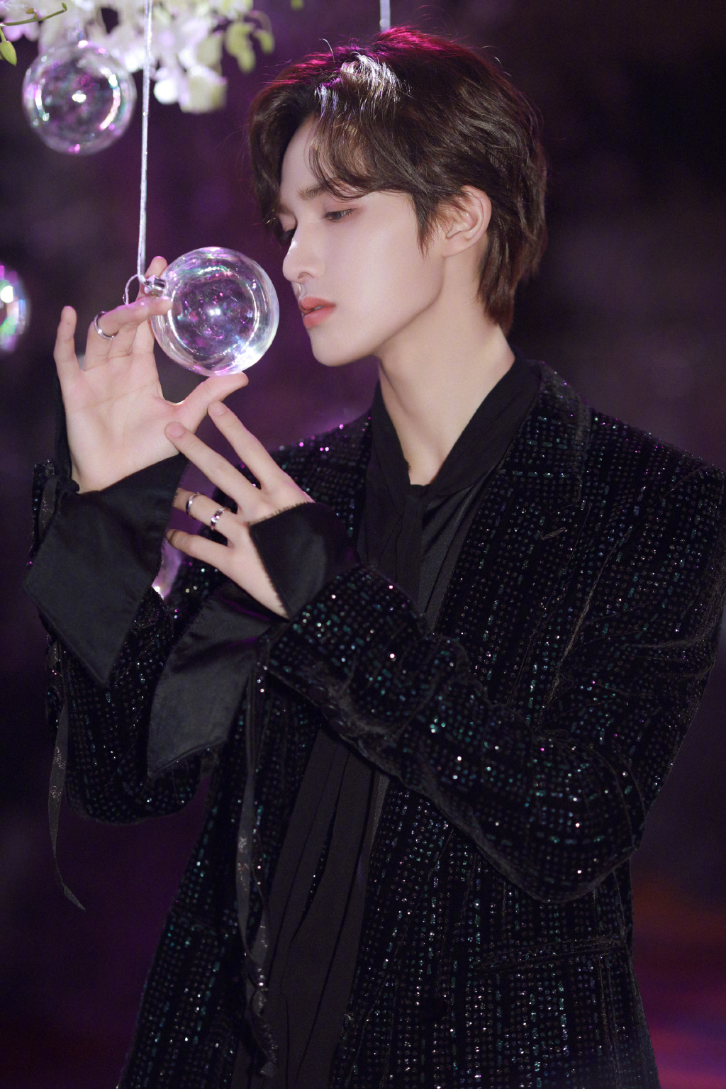 朱正廷慵懒卷发优雅写真图片28