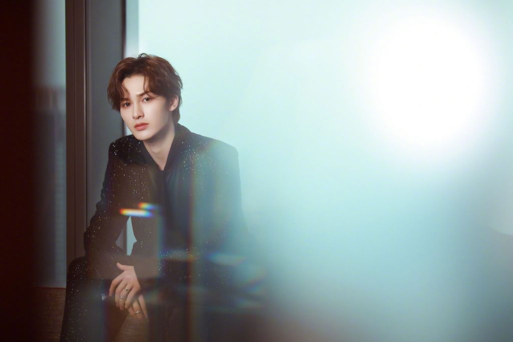 朱正廷慵懒卷发优雅写真图片68