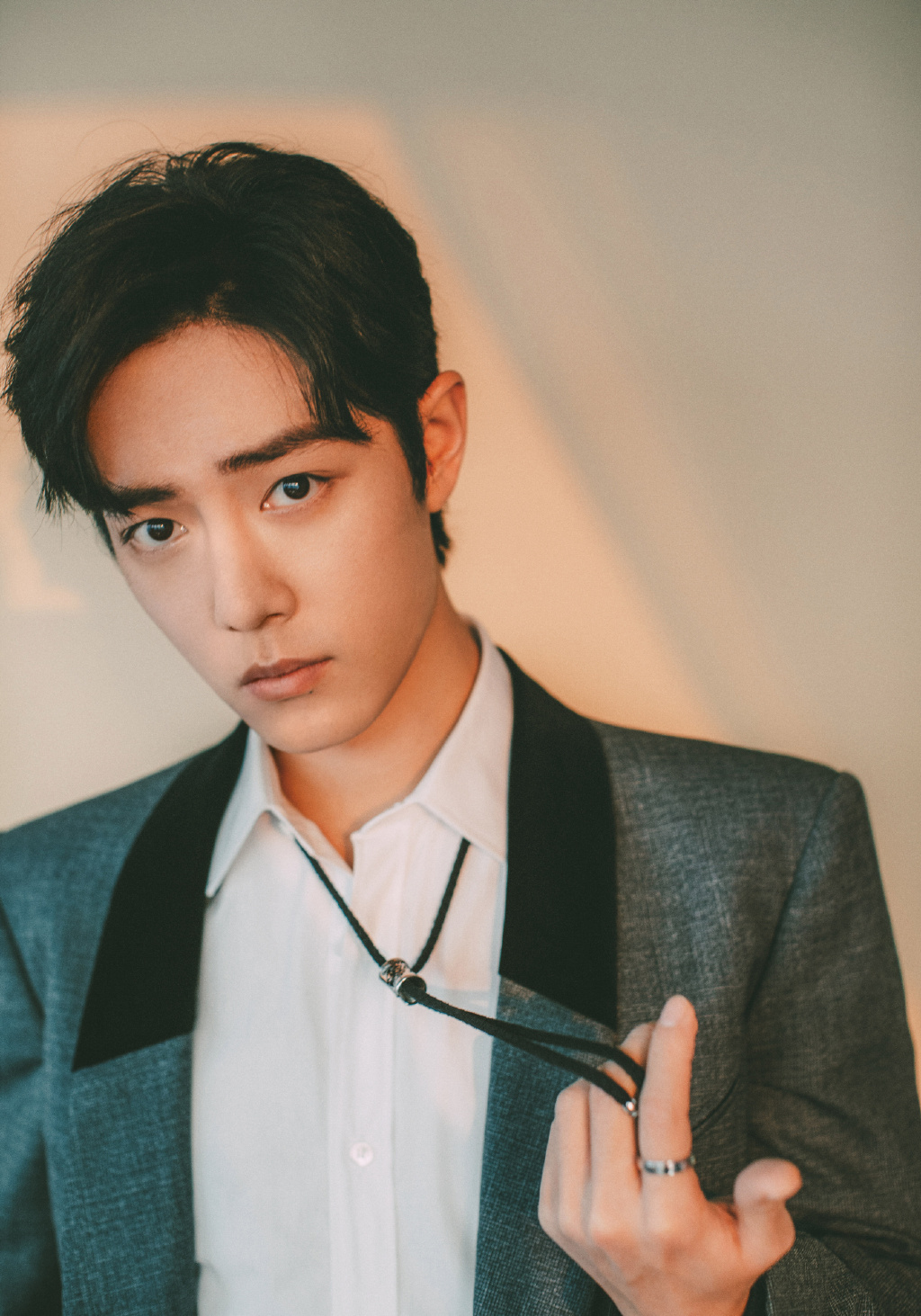 肖战白衬衫西服帅气图片18