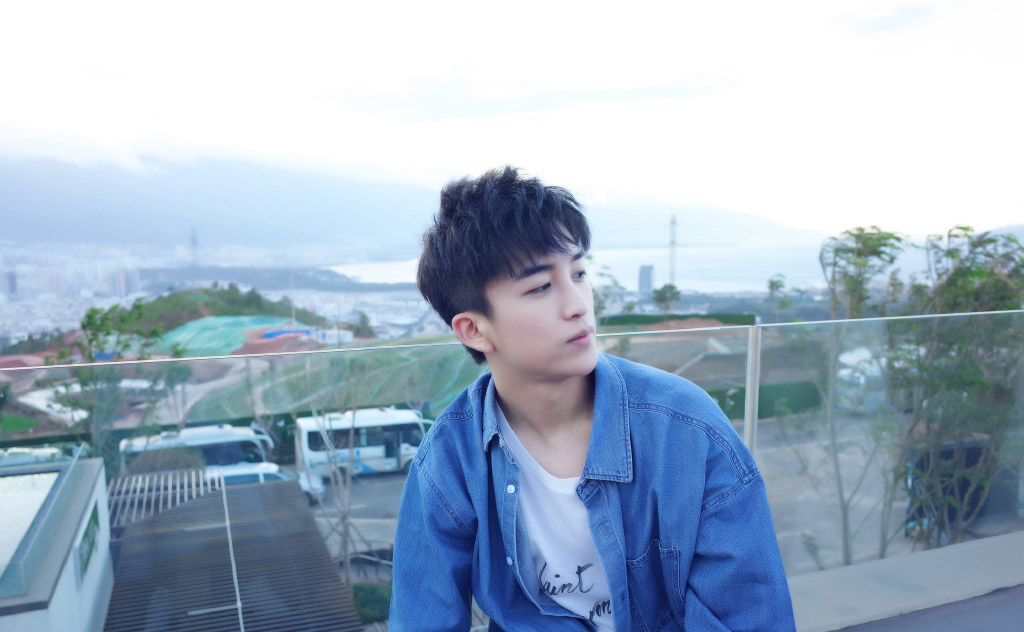 简介:黄子弘凡俊俏帅气户外写真图片,分享一组黄子