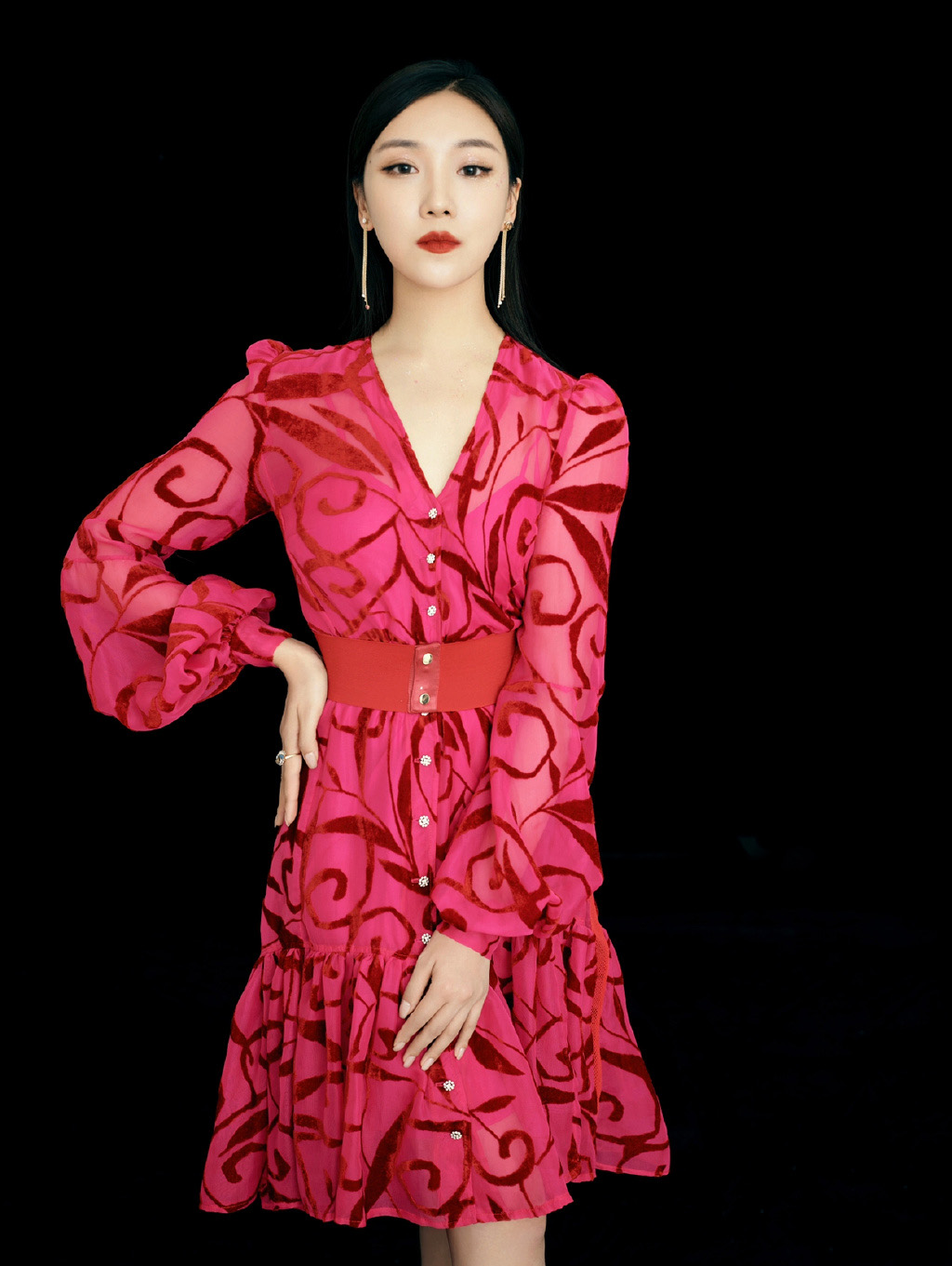 简介:菅纫姿红裙精致性感写真图片,分享一组菅纫姿图片给大家,图中的