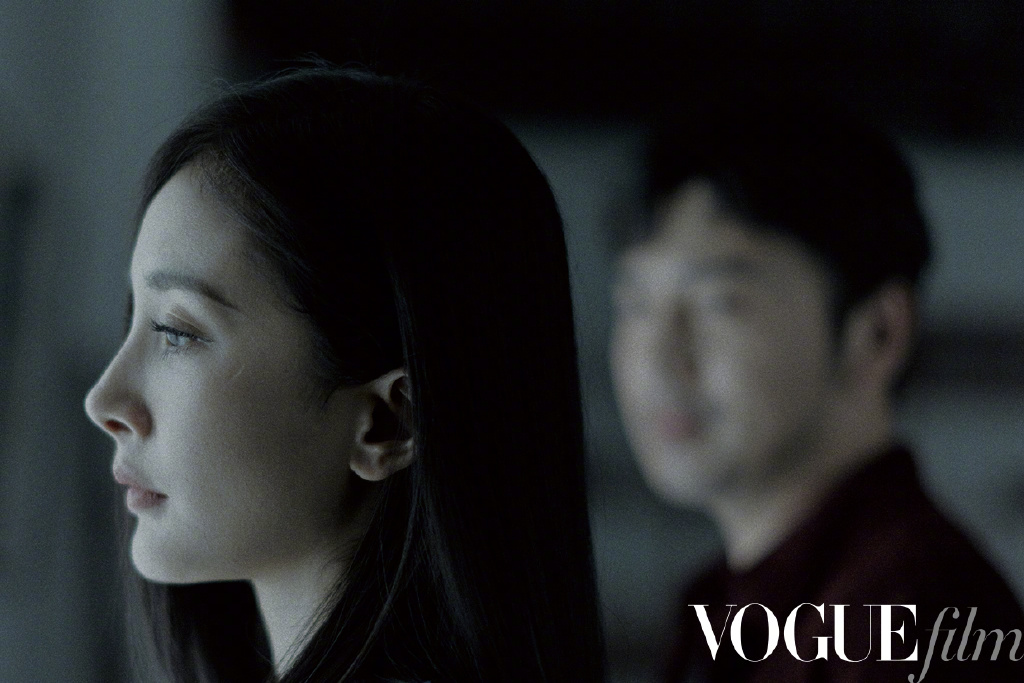 简介:杨幂雷佳音时尚合体写真图片,分享一组杨幂图片给大家,图中的