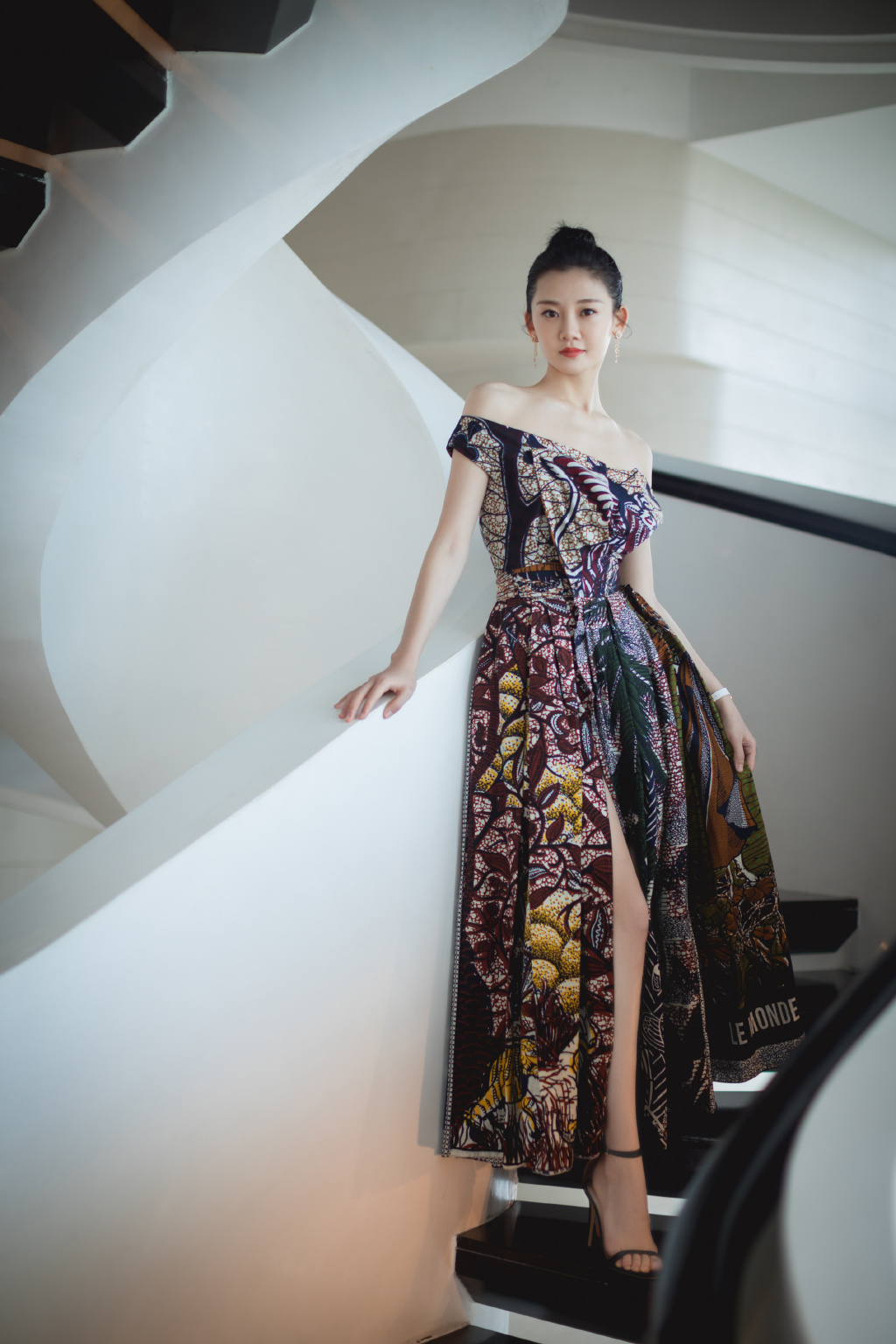 苗苗抹胸裙性感优雅写真图片27