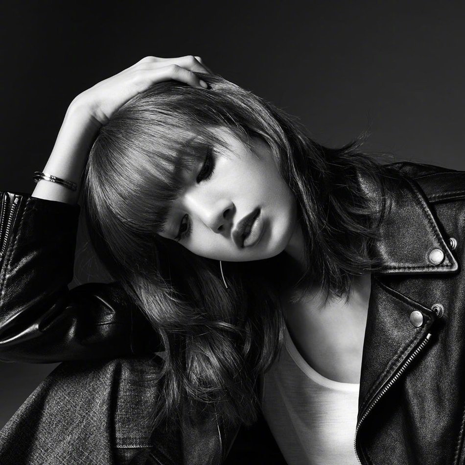 简介:lisa黑白飒美写真图片,分享一组lisa图片给大家,图中的明星图片