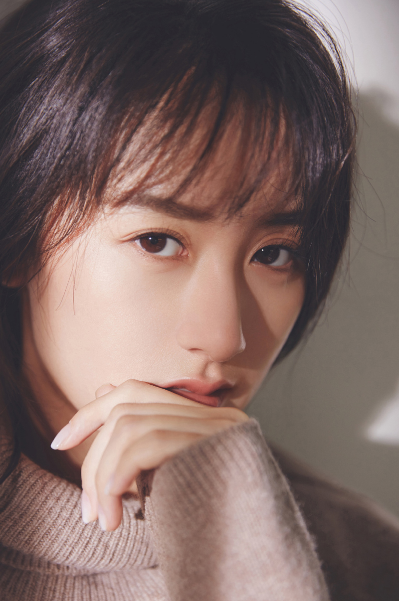 简介:袁冰妍温婉动人时尚写真大片,分享一组袁冰妍图片给大家,图中的