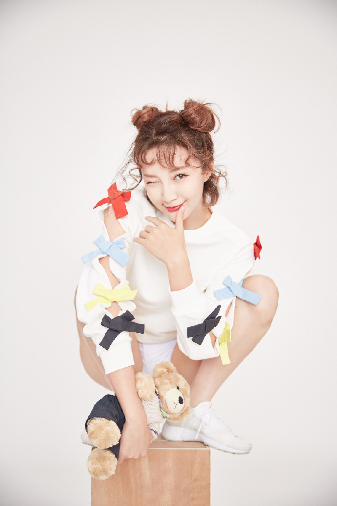 郑雅文丸子头俏皮写真图片14