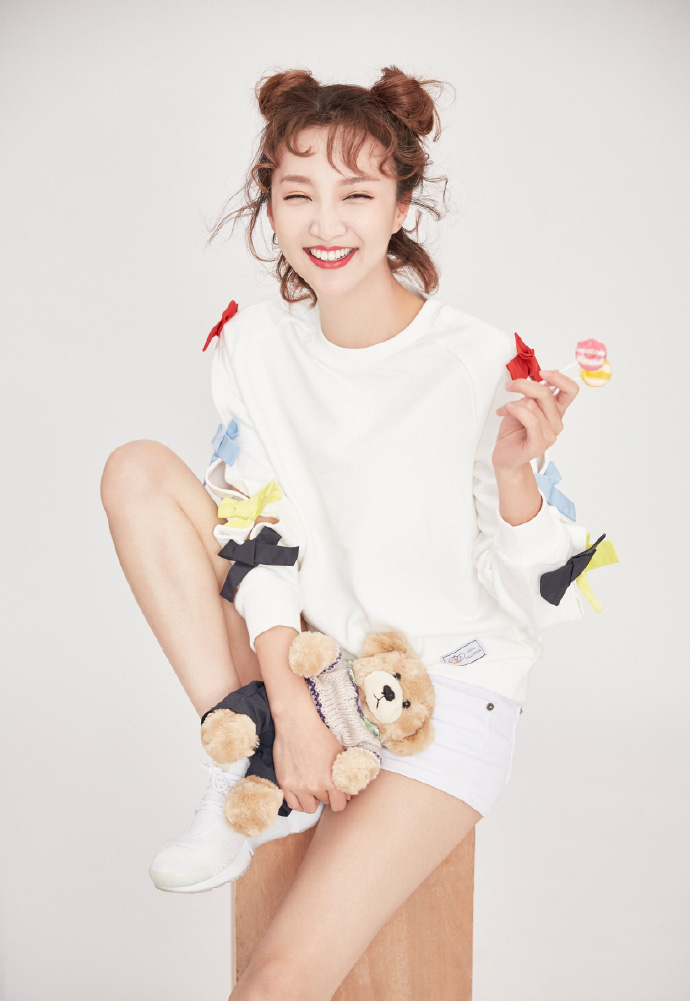 简介:郑雅文丸子头俏皮写真图片,分享一组郑雅文图片