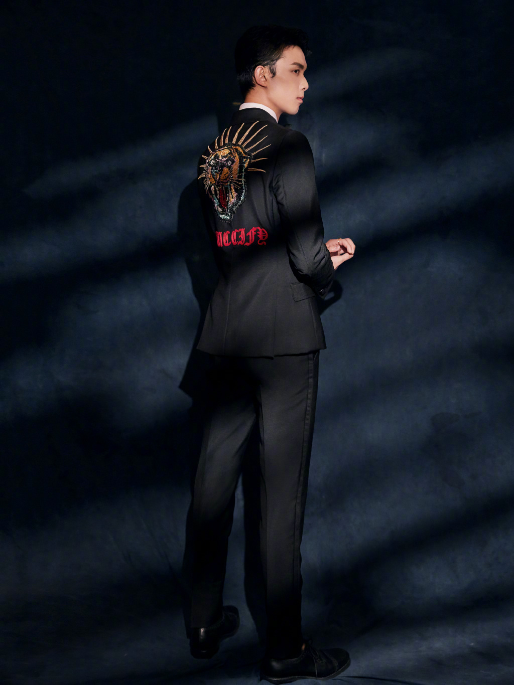 简介:吴磊硬朗英气西装写真图片,分享一组吴磊图片给大家,图中的明星