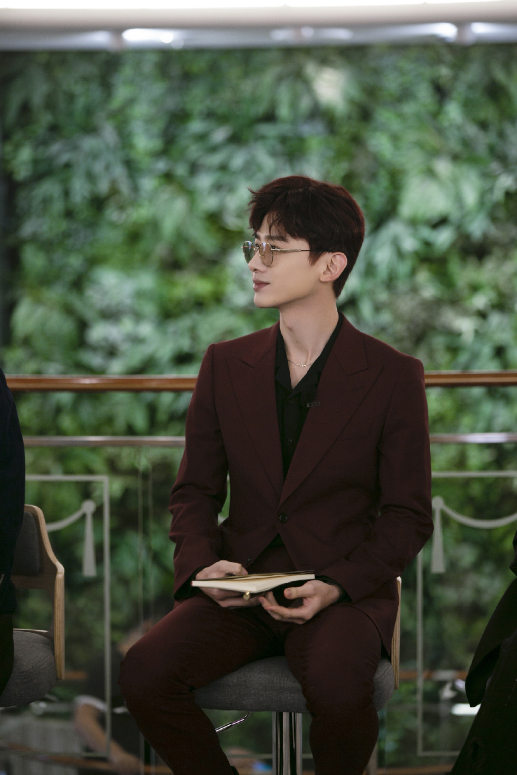 白敬亭红色西装帅气图片410