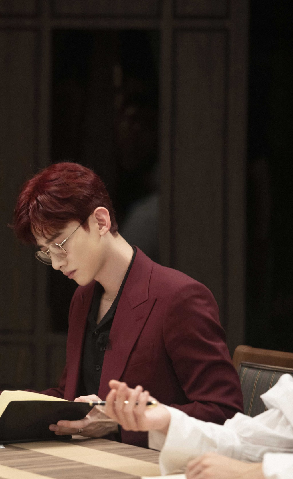 白敬亭红色西装帅气图片610