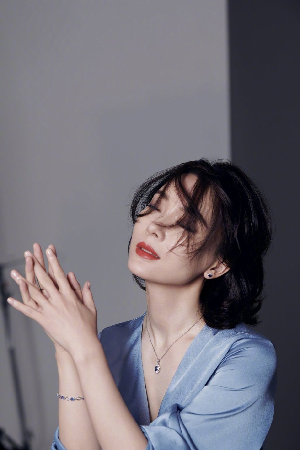 简介:陈数优雅知性魅力写真图片,分享一组陈数图片给大家,图中的明星