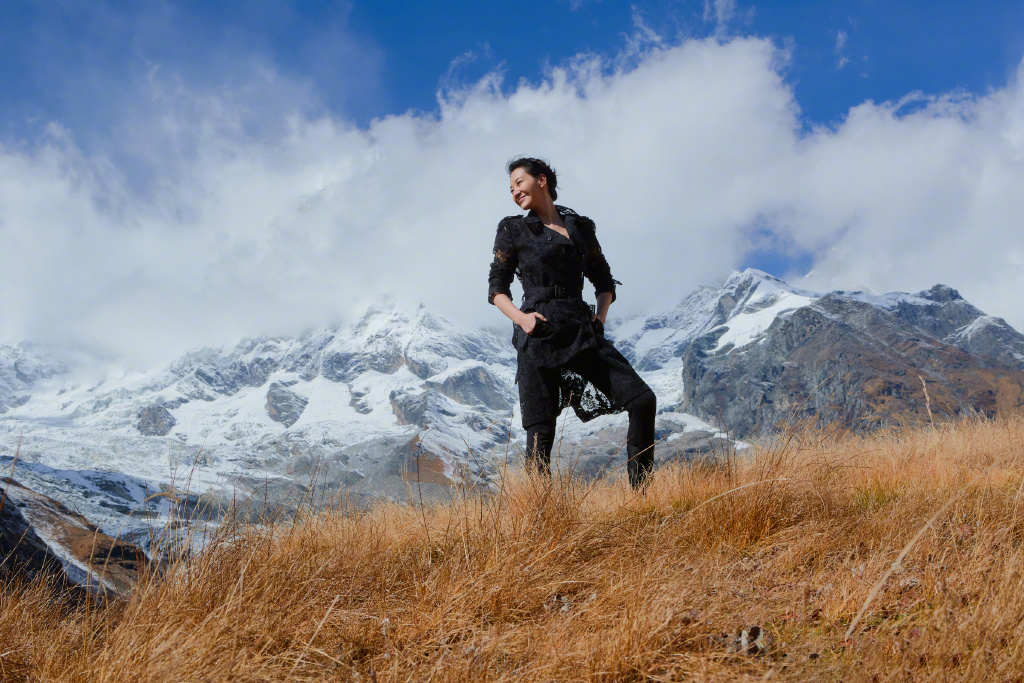 分享一组许晴图片给大家,图中的明星图片壁纸会点缀你的电脑桌面,美化