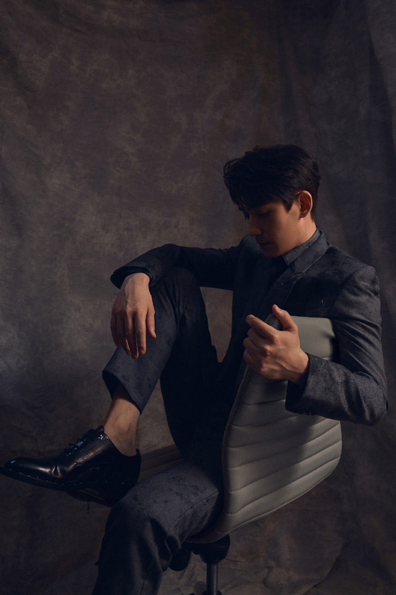 朱一龙暗黑系帅气写真图片28