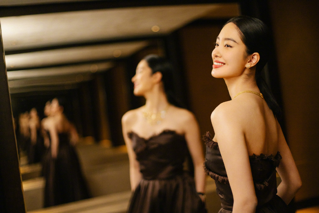 杨采钰芭莎明星慈善夜性感写真图片27