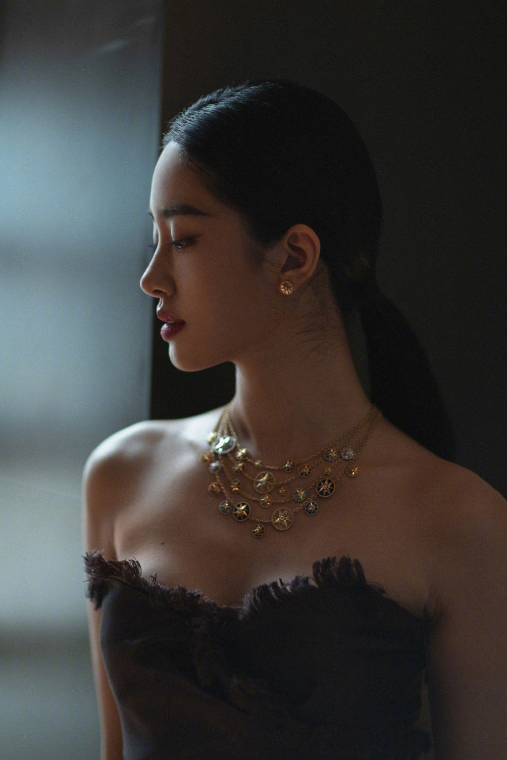 简介:杨采钰芭莎明星慈善夜性感写真图片,分享一组杨采钰图片给大家