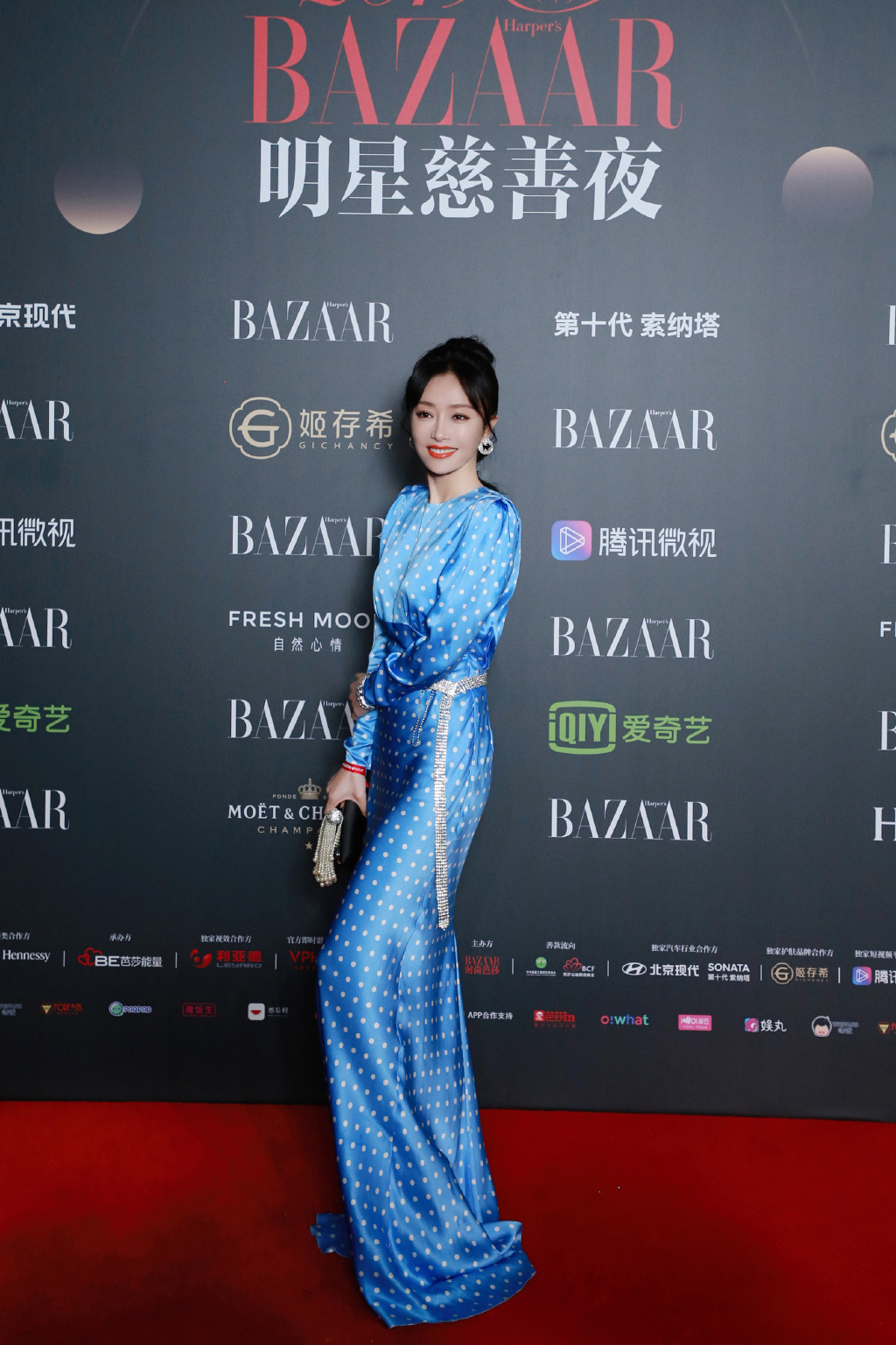 秦岚芭莎明星慈善夜性感图片1414