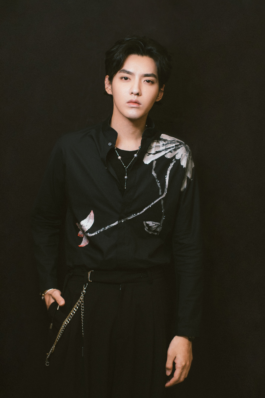 简介:吴亦凡刺绣装帅气写真图片,分享一组吴亦凡图片给大家,图中的