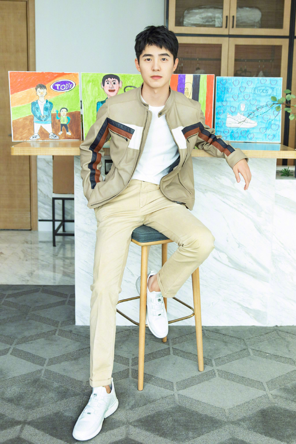 刘昊然皮夹克清爽利落写真图片16