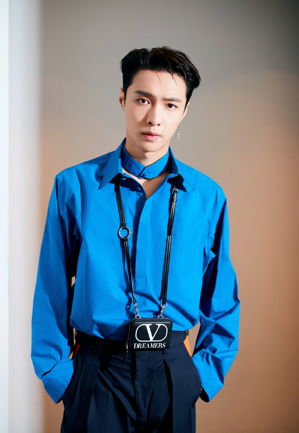 张艺兴蓝色系领衬衫帅气图片36