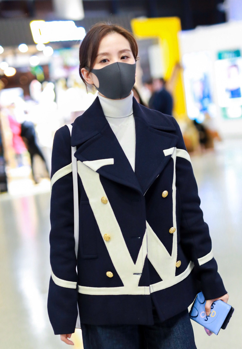 > 刘诗诗温柔气质机场照图片(6/8)