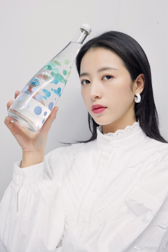 周雨彤简洁时尚品牌代言图片34