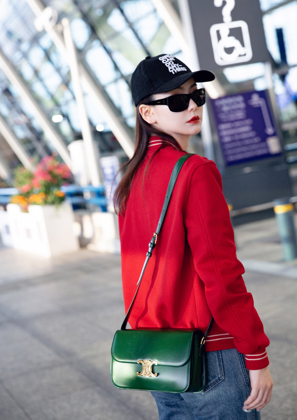 简介:戚薇红衣红裙性感街拍图片,分享一组戚薇图片给大家,图中的明星