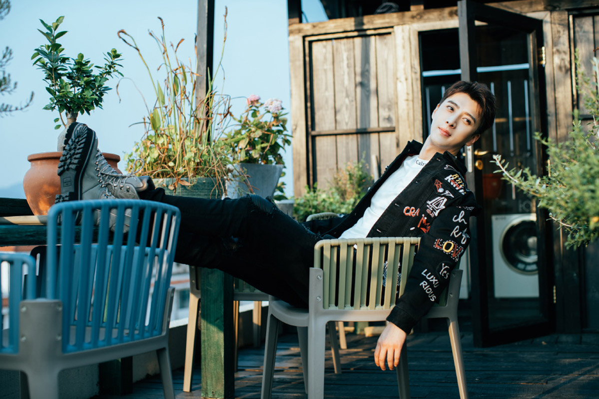 分享一组应昊茗图片给大家,图中的明星图片壁纸会点缀你的电脑桌面