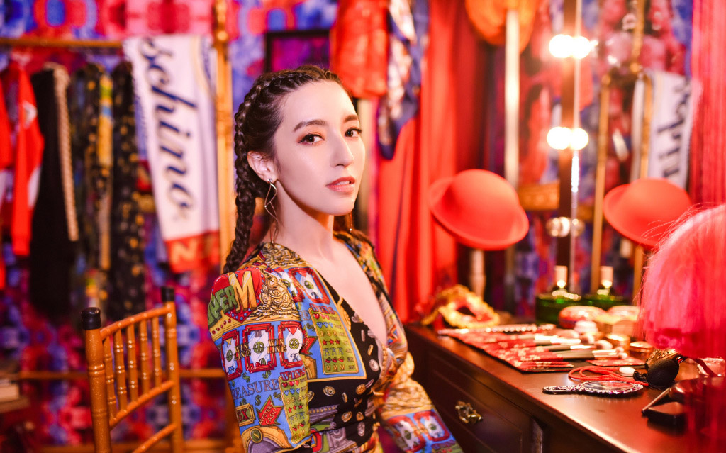 分享一组梁心颐图片给大家,图中的明星图片壁纸会点缀你的电脑桌面