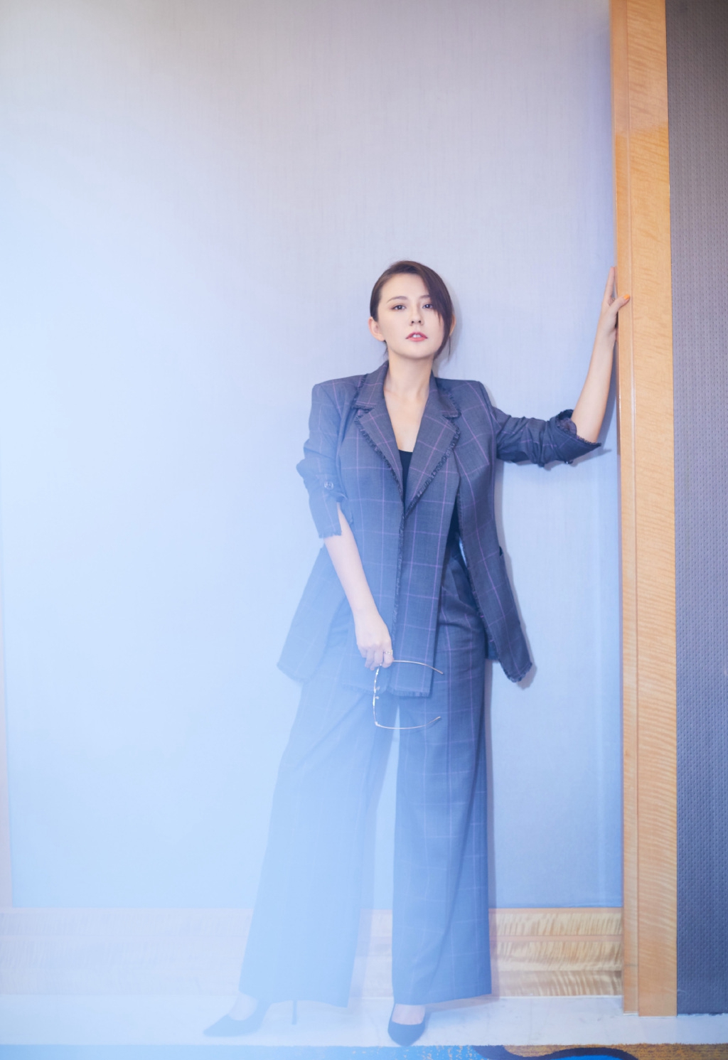 热依扎格纹西装优雅知性写真图片14