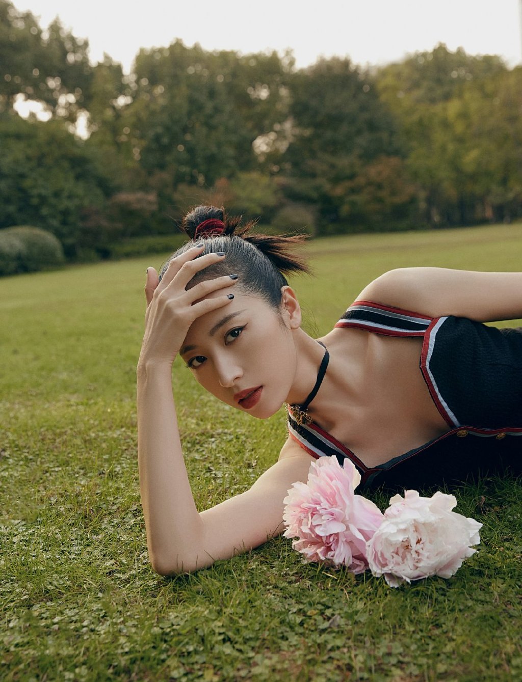 周雨彤性感户外时尚写真图片19