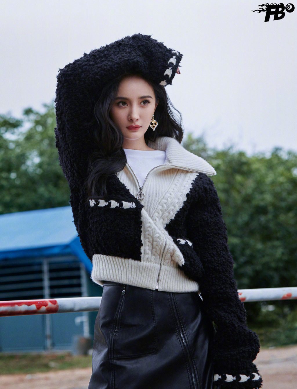 简介:杨幂秋季优雅浪漫写真图片,分享一组杨幂图片给大家,图中的明星