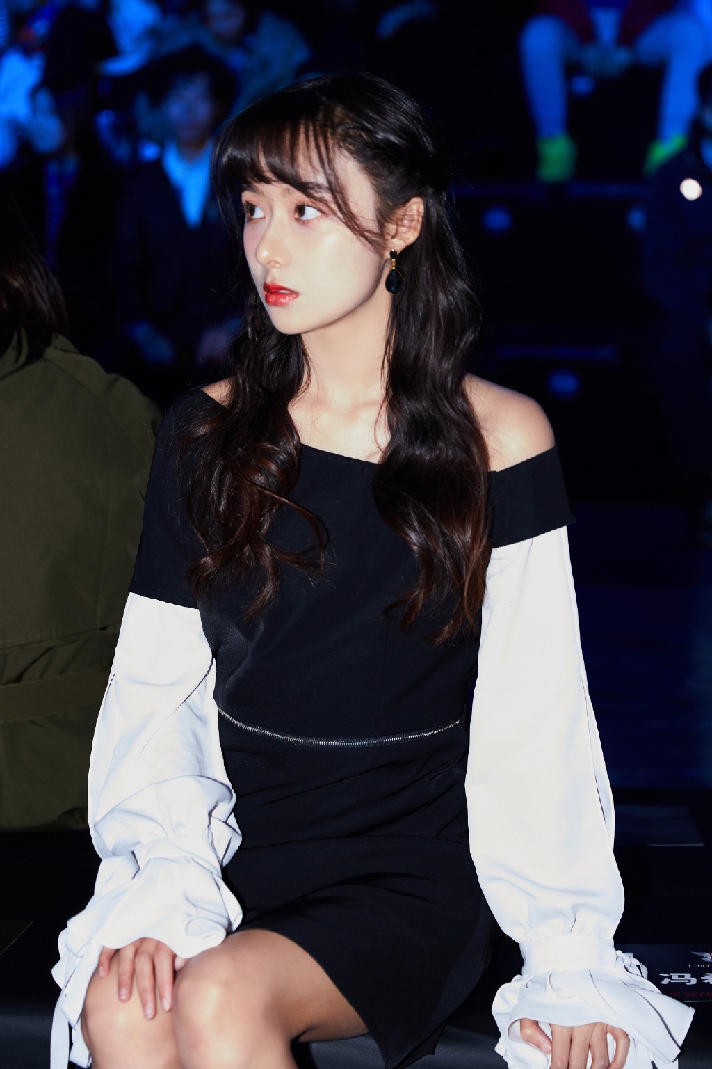 曹曦月斜肩撞色裙轻甜写真图片44